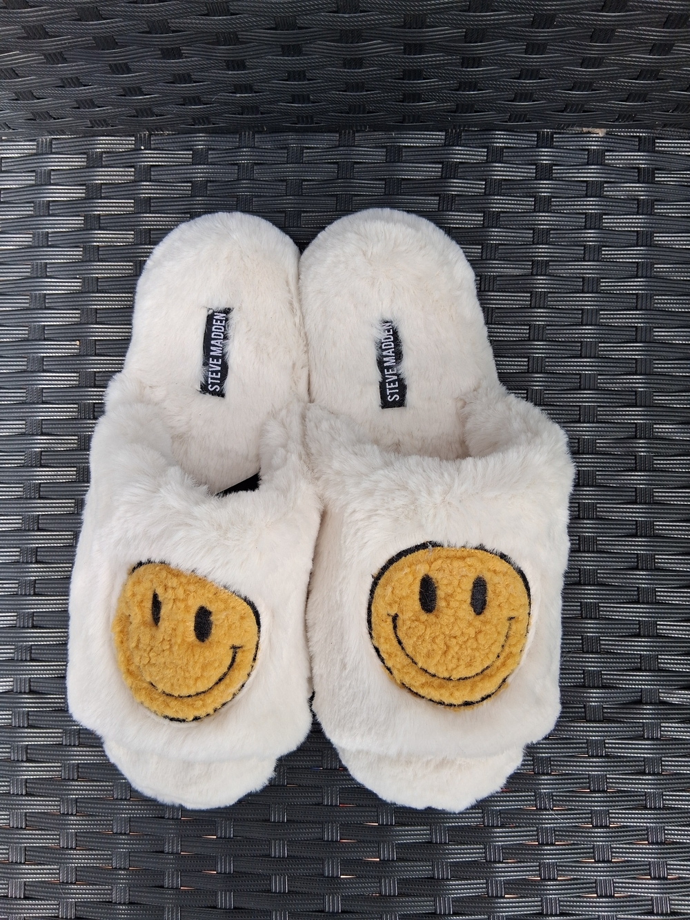 Steve Madden Faux Fur Smiley Face Slippers - Cream/Yellow - Size Large W (Unworn